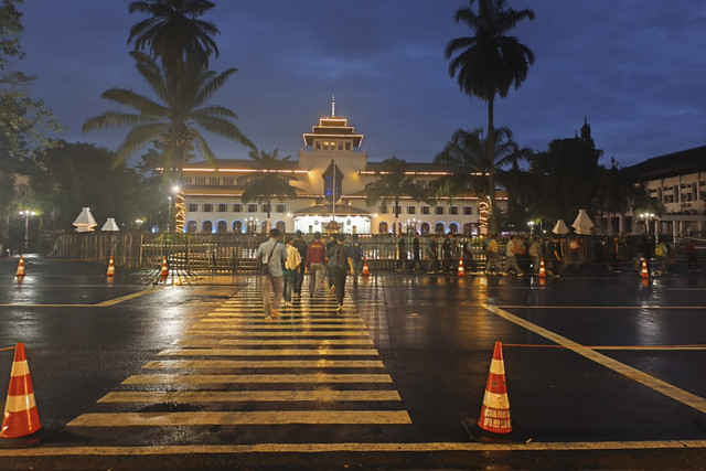 Suasana Gedung Sate saat malam hari banyak dikunjungi wisatawan untuk swafoto, Jumat (26/12/2025).  Foto: Linda Lestari/kumparan