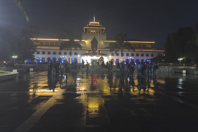 Suasana Gedung Sate saat malam hari banyak dikunjungi wisatawan untuk swafoto, Jumat (26/12/2025). Foto: Linda Lestari/kumparan