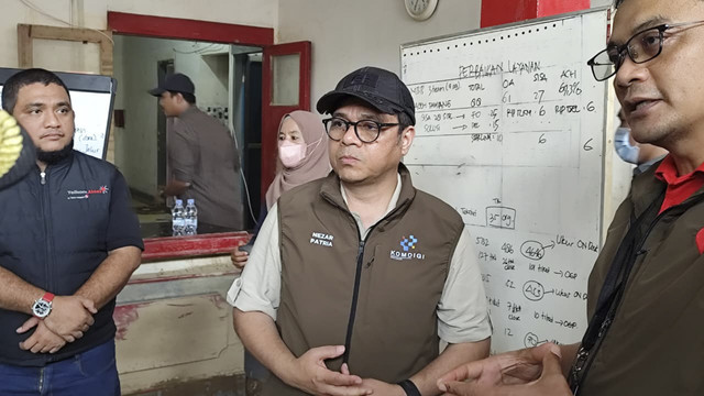 Wakil Menteri Komdigi, Nezar Patria, di Aceh Tamiang, Rabu (24/12/2025). Foto: Amar Marpaung/kumparan
