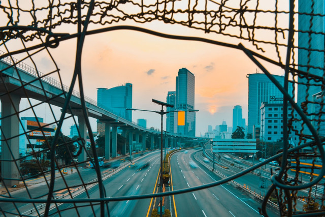 Ilustrasi jadwal contraflow dan one way tol Jakarta Cikampek Nataru 2025. Foto: Unsplash.com/Airlangga Jati