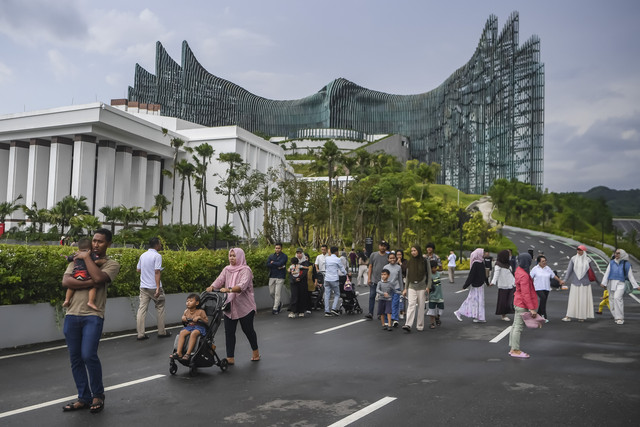 Pengunjung berjalan di Istana Negara di Kawasan Inti Pusat Pemerintahan (KIPP) di Ibu Kota Nusantara (IKN), Penajam Paser Utara, Kalimantan Timur, Jumat (26/12/2025). Foto: M Risyal Hidayat/ANTARA FOTO