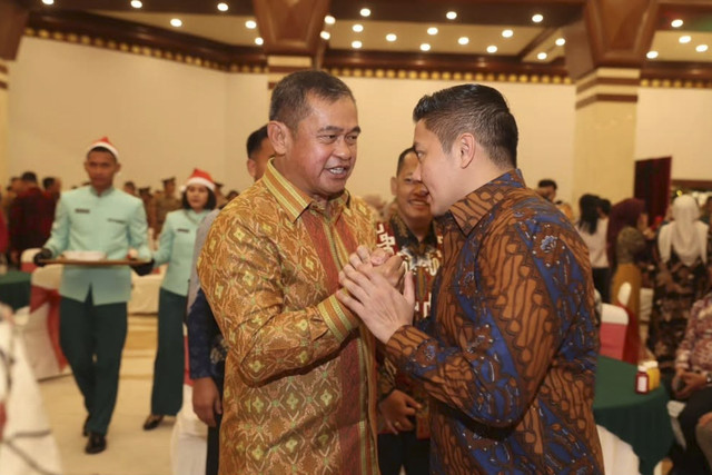 Seskab Teddy Indra Wijaya saat memperingati Hari Raya Natal 2025. Foto: Instagram/ @sekertariat.kabinet