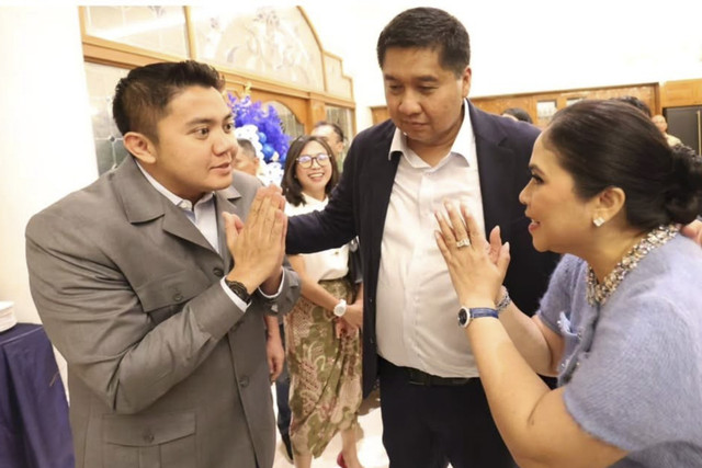 Seskab Teddy Indra Wijaya saat memperingati Hari Raya Natal 2025. Foto: Instagram/ @sekertariat.kabinet