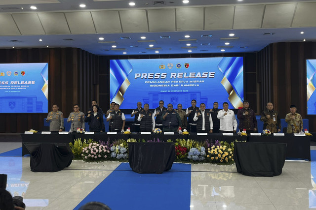 Konferensi Pers Pemulangan 9 WNI dari Kamboja di Mabes Polri, Jakarta Selatan, Jumat (26/12/2025). Foto: Rayyan Farhansyah/kumparan