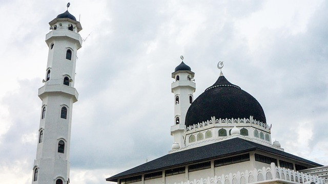Menara dan kubah Masjid Foto by Pxabay