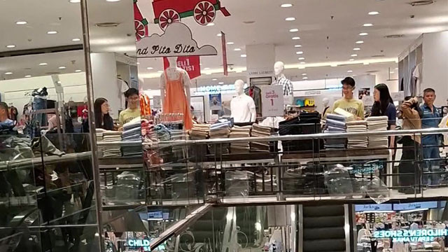 Salah satu aktivitas di pusat perbelanjaan di Manado.