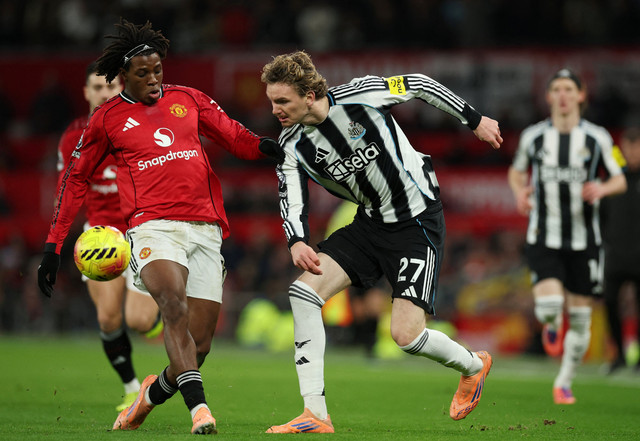 Patrick Dorgu & Nick Woltemade saat Manchester United (MU) vs Newcastle United dalam laga Boxing Day Liga Inggris 2025/26 di Stadion Old Trafford, Sabtu (27/12) dini hari WIB. Foto: REUTERS/Phil Noble