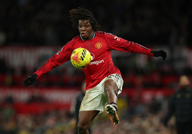 Patrick Dorgu saat Manchester United (MU) vs Newcastle United dalam laga Boxing Day Liga Inggris 2025/26 di Stadion Old Trafford, Sabtu (27/12) dini hari WIB. Foto: REUTERS/Phil Noble