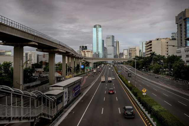Suasana jalanan di kawasan Tol Dalam Kota, Jakarta saat libur Nataru, Sabtu (27/12/2025). Foto: Jamal Ramadhan/kumparan