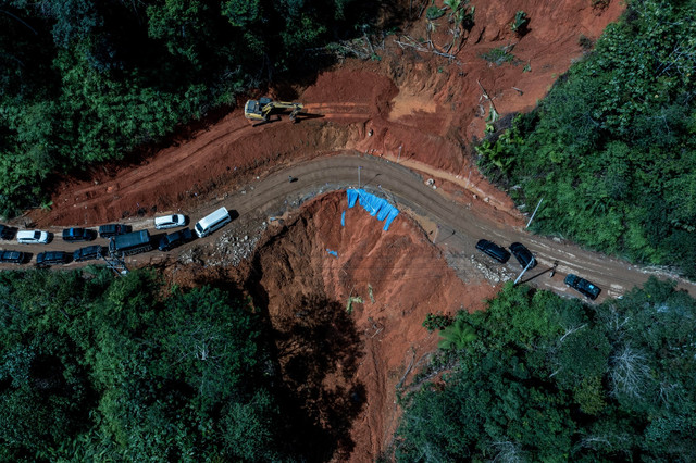 Foto udara sejumlah mobil antre untuk melewati Jalur Rampah usai mengalami longsor di Tapanuli Tengah, Sumatera Utara, Jumat (26/12/2025).  Foto: Rival Awal Lingga/ANTARAFOTO