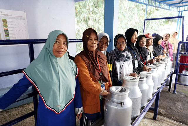 Di Balik Kualitas Produk Susu, Ada Ibu-ibu Tangguh yang Menjaga Prosesnya. Foto: Nestle Indonesia