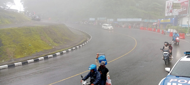 Kondisi lalu lintas di kawasan wisata Puncak, Cipanas, Cianjur, Jawa Barat, Sabtu (27/12/2025). Foto: Dok. kumparan