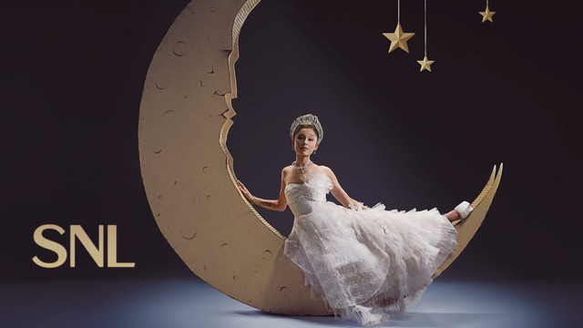 Ariana Grande pakai tiara buatan Rinaldy Yunardi untuk pemotretan Saturday Night Live. Foto: Mary Ellen Matthews via Rinaldy Yunardi