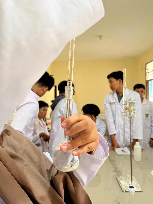 Gambar mahasiswa yang sedang melakukan praktikum kimia. Sumber gambar : Dokumentasi kelompok praktikum mahasiswa Teknik Kimia Universitas Pamulang