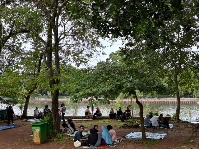 Warga menghabiskan waktu libur di Taman Margasatwa Ragunan, Jakarta Selatan, Sabtu (27/12). Foto: Amira Nada Fauziyyah/kumparan