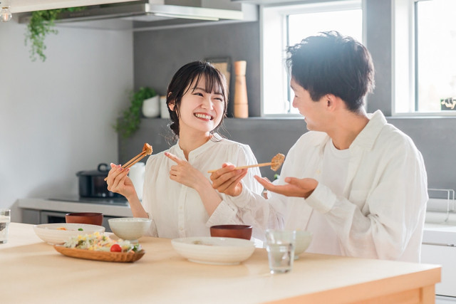 Ilustrasi makan bersama pasangan. Foto: Shutterstock