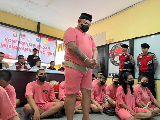 DRP (pelaku yang berdiri) diamankan Polda Kalbar karena kasus narkotika. Foto: Rabiansyah/Hi!Pontianak