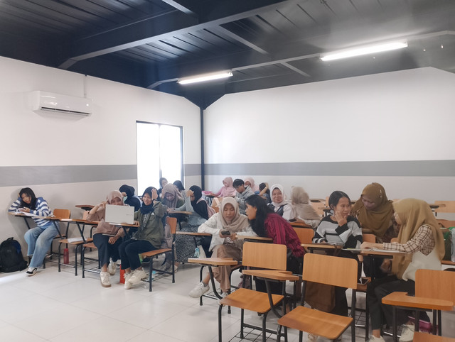 suasana proses pembelajaran mahasiswa diruang kelas. 3/12/25. foto: Erika Simamora 