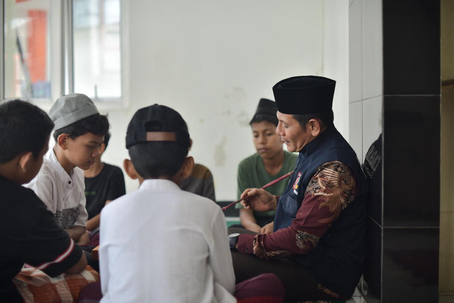 Hendri saat mengajar di Sekolah Rakyat. Foto: Kemensos RI