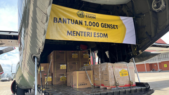 Menteri Energi dan Sumber Daya Mineral (ESDM) Bahlil Lahadalia melepas pengiriman bantuan kemanusiaan berupa 1.000 unit genset di Lanud Halim Perdanakusuma, Sabtu (27/12/2025). Foto: Fariza/kumparan