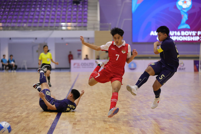Aksi Alfian Nurhayadi saat Timnas Futsal U-16 Indonesia vs Thailand di Piala AFF Futsal U-16 yang berlangsung di Nonthaburi pada 27 Desember 2025. Foto: FFI