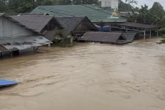 Tangkapan Layar - Kondisi banjir menggenangi ratusan rumah warga di Kecamatan Tebing Tinggi, Kabupaten Balangan, Kalimantan Selatan, Sabtu (27/12/2025). Foto: ANTARA/Ragil Darmawan