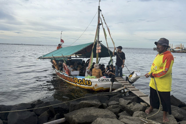 Sejumlah pengunjung menaiki perahu saat berwisata di Taman Impian Jaya Ancol, Jakarta Utara, Sabtu (27/12/2025). Foto: Amira Nada Fauziyyah/kumparan