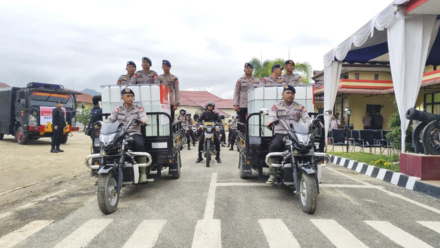 Penyerahan bantuan kemanusiaan dari Wakapolri, Komjen Pol Dedi Prasetyo kepada masyarakat Tapteng di Polres Tapteng, Sabtu (27/12/2025). Foto: Amar Marpaung/kumparan