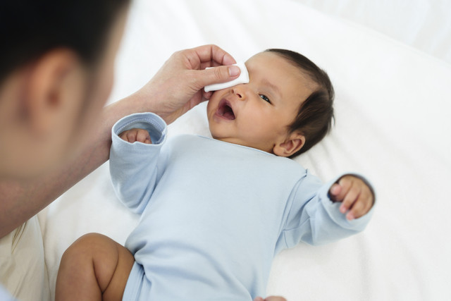 Ilustrasi bayi sakit mata. Foto: Shutterstock