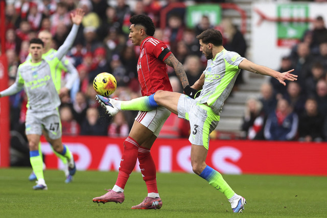 Pemain Nottingham Forest Igor Jesus berebut bola dengan pemain Manchester City Ruben Dias pada pertandingan Liga Inggris musim 2025/2026 di The City Ground, Nottingham, Inggris, Sabtu (27/12/2025). Foto: Chris Radburn/Reuters