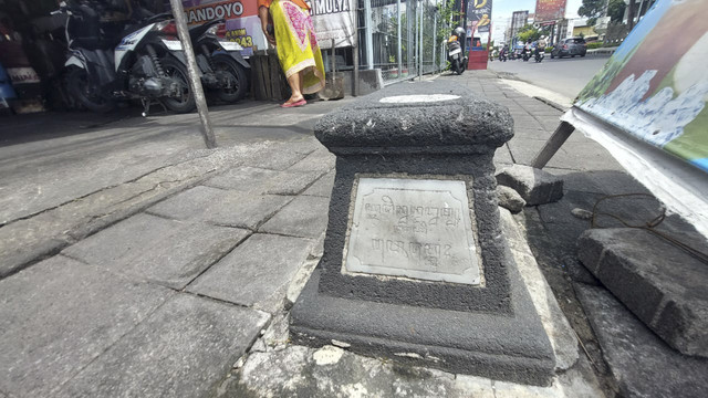 Penempakan Makam di Trotoar Sukoharjo, Jawa Tengah, Sabtu (27/12/2025). Foto: Dok. kumparan