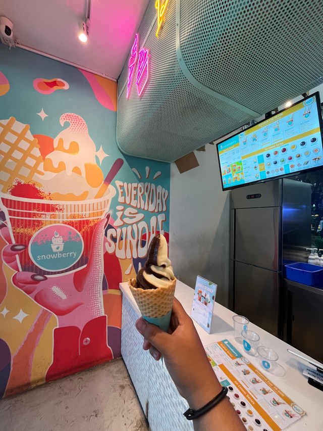 Gambar yang sedang memegang es krim. sumber : dokumentasi pribadi