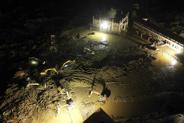 Upaya pemulihan pascabanjir di kawasan Pondok Pesantren (PP) Darul Mukhlisin dan ruas jalan nasional di Aceh Tamiang tetap berlangsung.  Foto: Dok. Istimewa