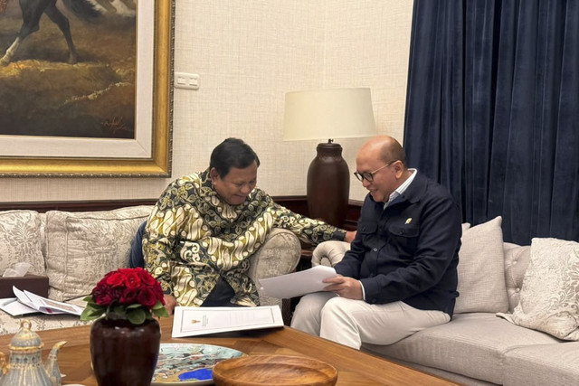 Presiden Prabowo Subianto menerima Menteri Investasi sekaligus CEO Danantara, Rosan Roeslani di kediaman Kertanegara, Jakarta Selatan, Sabtu (27/12/2025). Foto: Instagram/ @sekertariat.kabinet