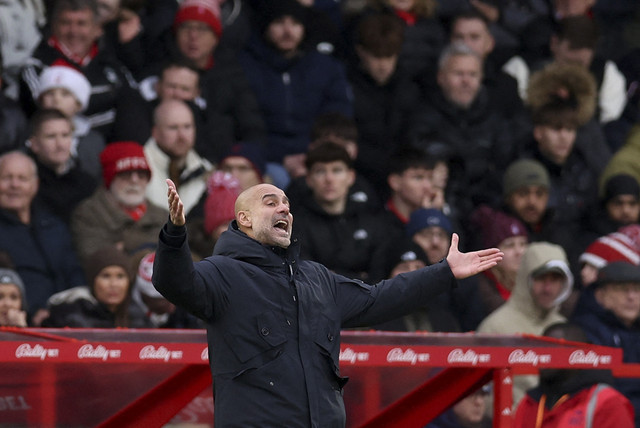 Pelatih Manchester City Pep Guardiola menyampaikan intruksi kepada anak asuhannya saat laga melawan Nottingham Forest pada pertandingan Liga Inggris musim 2025/2026 di The City Ground, Nottingham, Inggris, Sabtu (27/12/2025). Foto: Chris Radburn/Reuters
