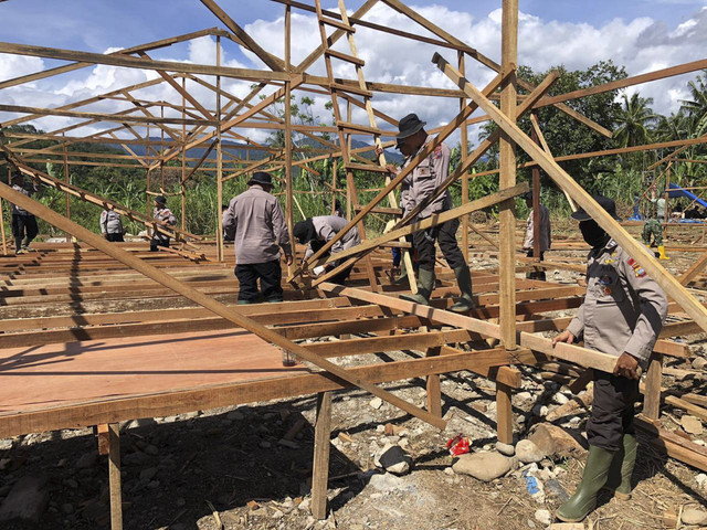 Kepolisian dari Satuan Brimob Nusantara, serta Korpolairud Baharkam Polri melaksanakan kegiatan pembangunan hunian sementara (Huntara) bagi masyarakat terdampak bencana di beberapa wilayah di Sumatera Barat, Jumat (26/12/2025). Foto: Dok. Istimewa