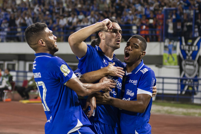 Pesepak bola Persib Bandung Andrew Patrick Jung berselebrasi bersama rekannya Uilliam Barros Pereira dan Rosembergne Da Silva usai mencetak gol ke gawang PSM Makassar pada pertandingan lanjutan BRI Super League di Stadion Gelora Bandung Lautan Api. Foto: Abdan Syakura/ANTARA FOTO