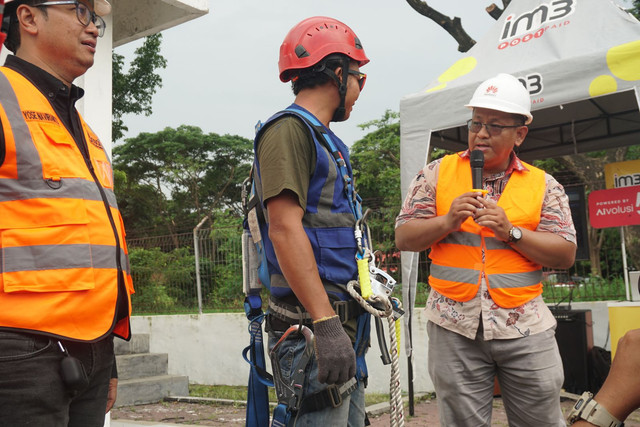 Para personel lapangan teknologi Indosat yang bekerja di balik layar menjaga kualitas jaringan. Foto: Istimewa 
