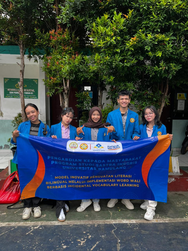 Mahasiswa Sastra Inggris Universitas Pamulang dalam kegiatan PKM di SDN Pamulang Timur 01, Tangerang Selatan.