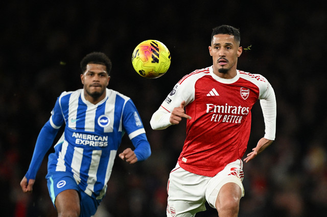 Georginio Rutter dari Brighton & Hove Albion beraksi dengan William Saliba dari Arsenal pada pertandingan Liga Inggris antara Arsenal vs Brighton & Hove Albion di Stadion Emirates, London, Sabtu (27/12/2025). Foto: Dylan Martinez/REUTERS