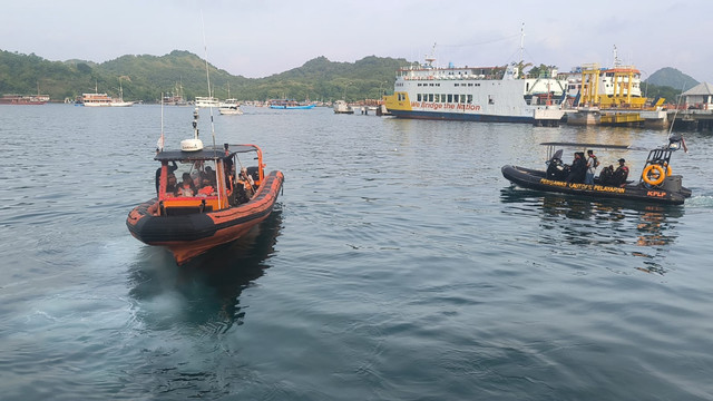 Proses pencarian dan evakuasi kapal KM Putri Sakinah yang tenggelam di perairan Pulau Padar, Labuan Bajo, NTT. Foto: Dok. SAR Maumere