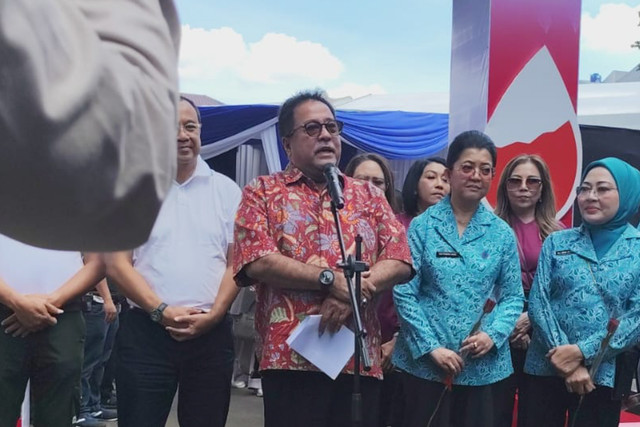 Wakil Gubernur Jakarta, Rano Karno atau Bang Doel usai menghadiri acara Donor Darah di PAM Jaya, Jakarta Timur pada Minggu (28/12/2025). Foto: Luthfi Humam/kumparan