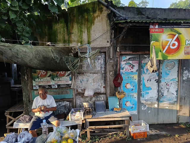Pasar Brambang Diwek Jombang merupakan salah satu pasar di Kabupaten Jombang. Pasar ini berupa kios-kios kecil yang berdiri di pinggir jalan Desa Brambang, Kecamatan Diwek, Kabupaten Jombang. Pasar ini ramai setiap hari. Pasar ini menjadi salah satu tonggak perekonomian masyarakat Desa Brambang. (Sumber: @By Indonesiagood - Own work, CC BY 4.0, https://commons.wikimedia.org/w/index.php?curid=148775182)