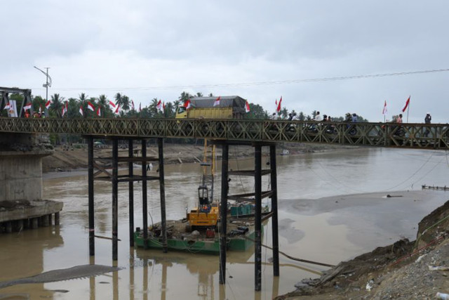 Truk melintas di atas jembatan darurat Krueng Tingkem. Foto: Dok. Adhi Karya