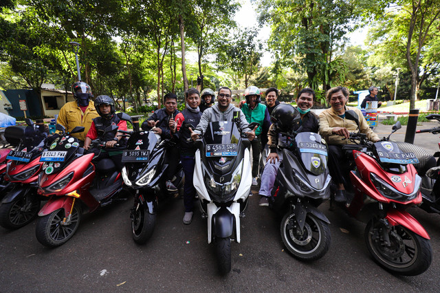 Komunitas motor listrik Polytron berkumpul di Taman Mataram, Jakarta Selatan, Minggu (28/12/2025). Foto: Jamal Ramadhan/kumparan