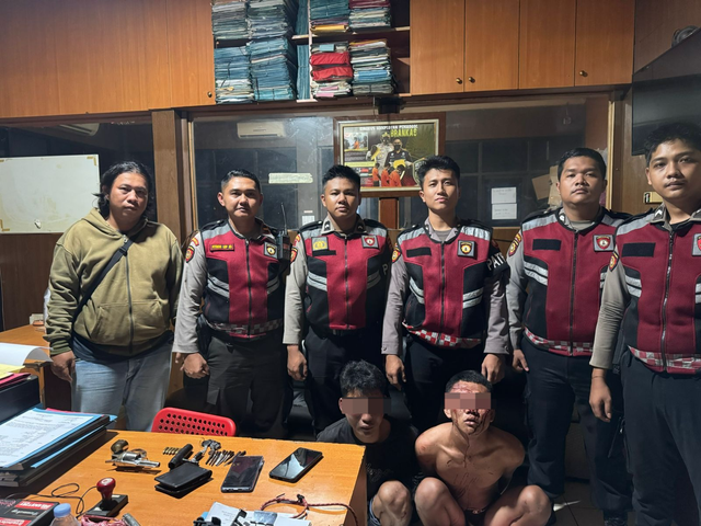 2 Maling motor bersenpi yang ditangkap polisi di Kebon Jeruk. Foto: Istimewa