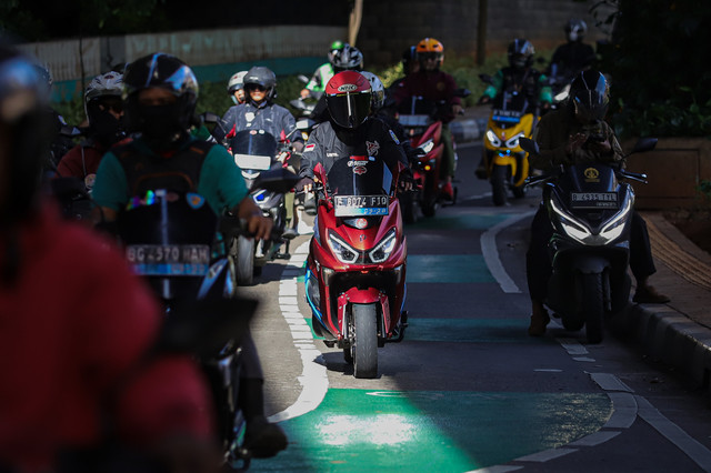 Komunitas motor listrik Polytron riding ke kantor kumparan saat kumparan On The Road Sunday Morning Riding, Jakarta Selatan, Minggu (28/12/2025). Foto: Jamal Ramadhan/kumparan