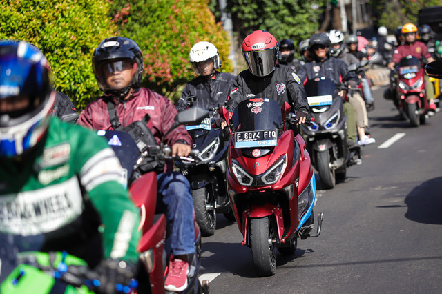 Komunitas motor listrik Polytron riding ke kantor kumparan saat kumparan On The Road Sunday Morning Riding, Jakarta Selatan, Minggu (28/12/2025). Foto: Jamal Ramadhan/kumparan