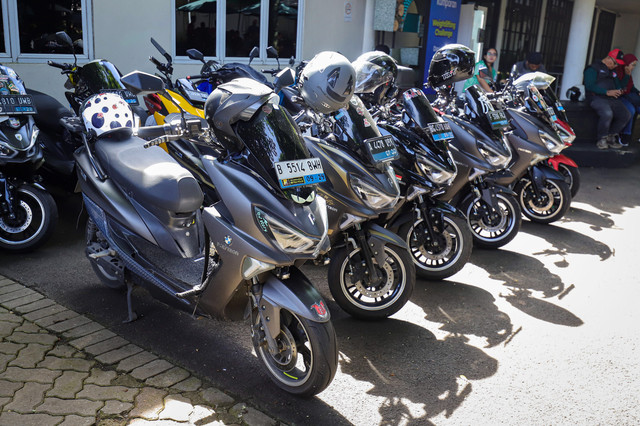 Aktivitas komunitas motor listrik Polytron saat kumparan On the Road di kantor kumparan, Minggu (28/12/2025). Foto: Jamal Ramadhan/kumparan