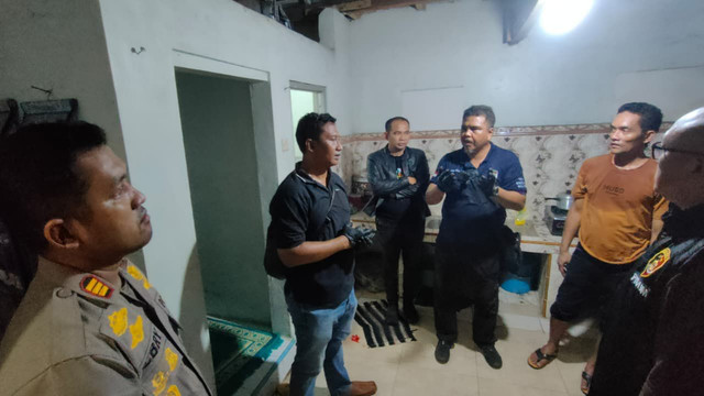 Satreskrim Polres Situbondo saat olah TKP tiga orang dalam satu keluarga tewas di rumah di Dusun Watuketu, Desa Demung, Kecamatan Besuki, Kabupaten Situbondo, Minggu (28/12/2025). Foto: Polres Situbondo